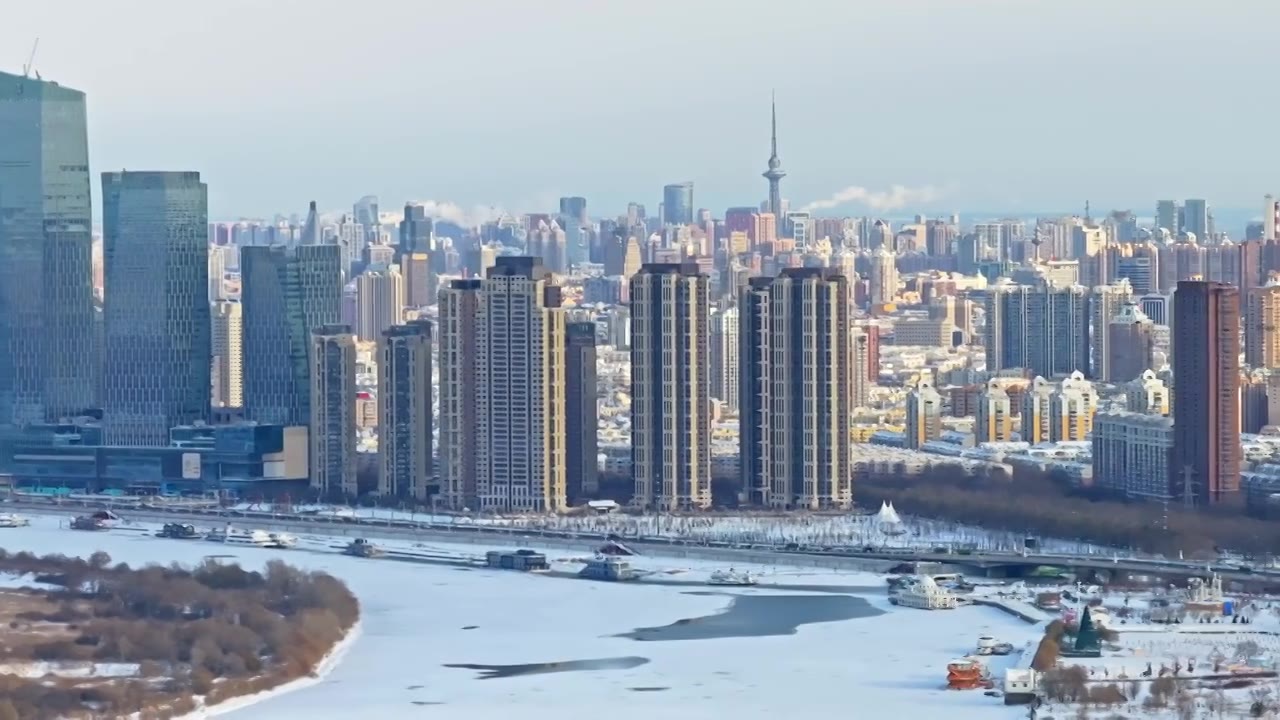 中国黑龙江哈尔滨松冬天市区雪景航拍视频素材