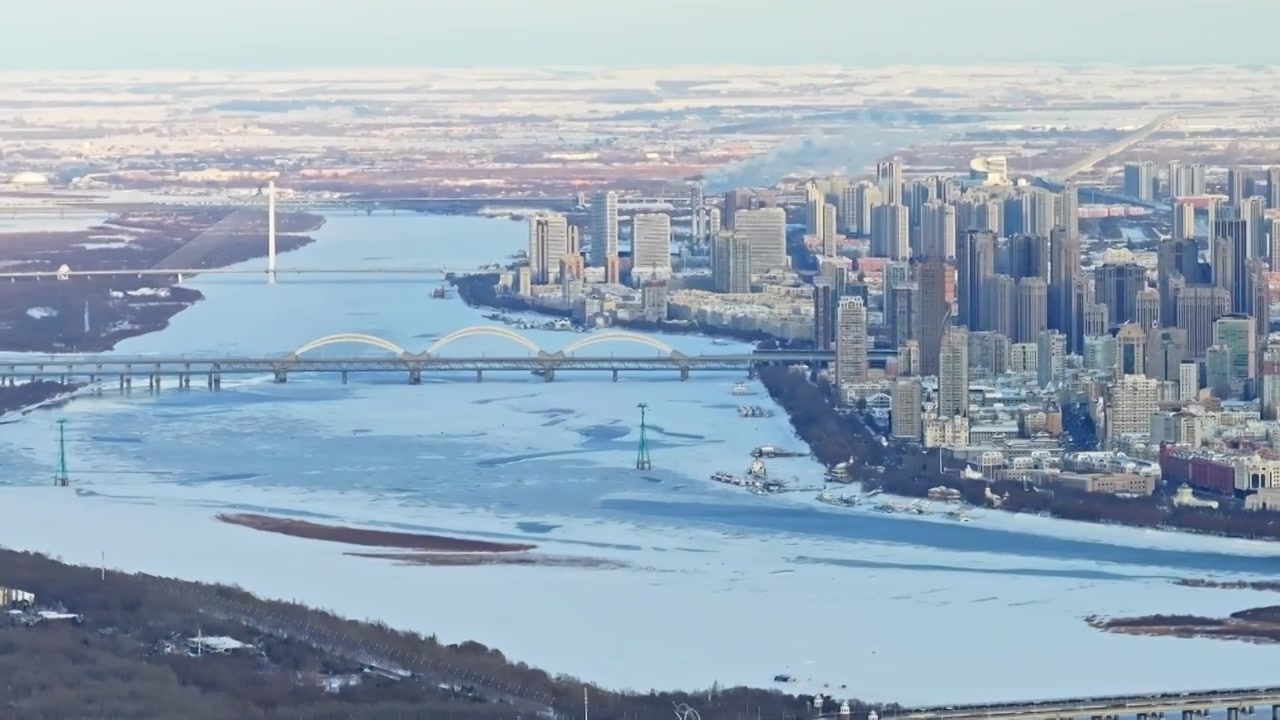 中国黑龙江哈尔滨松冬天市区雪景航拍视频素材