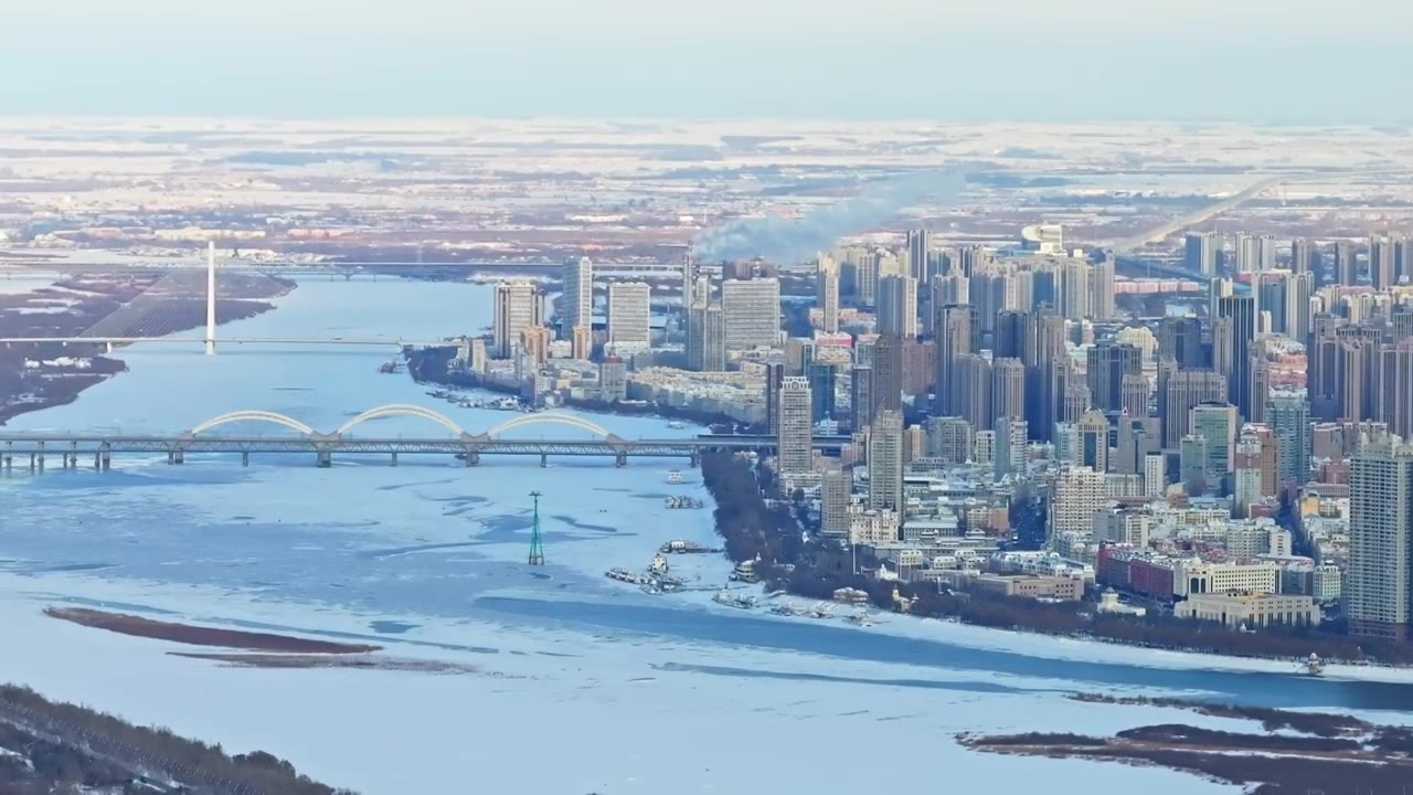 中国黑龙江哈尔滨松冬天市区雪景航拍视频素材