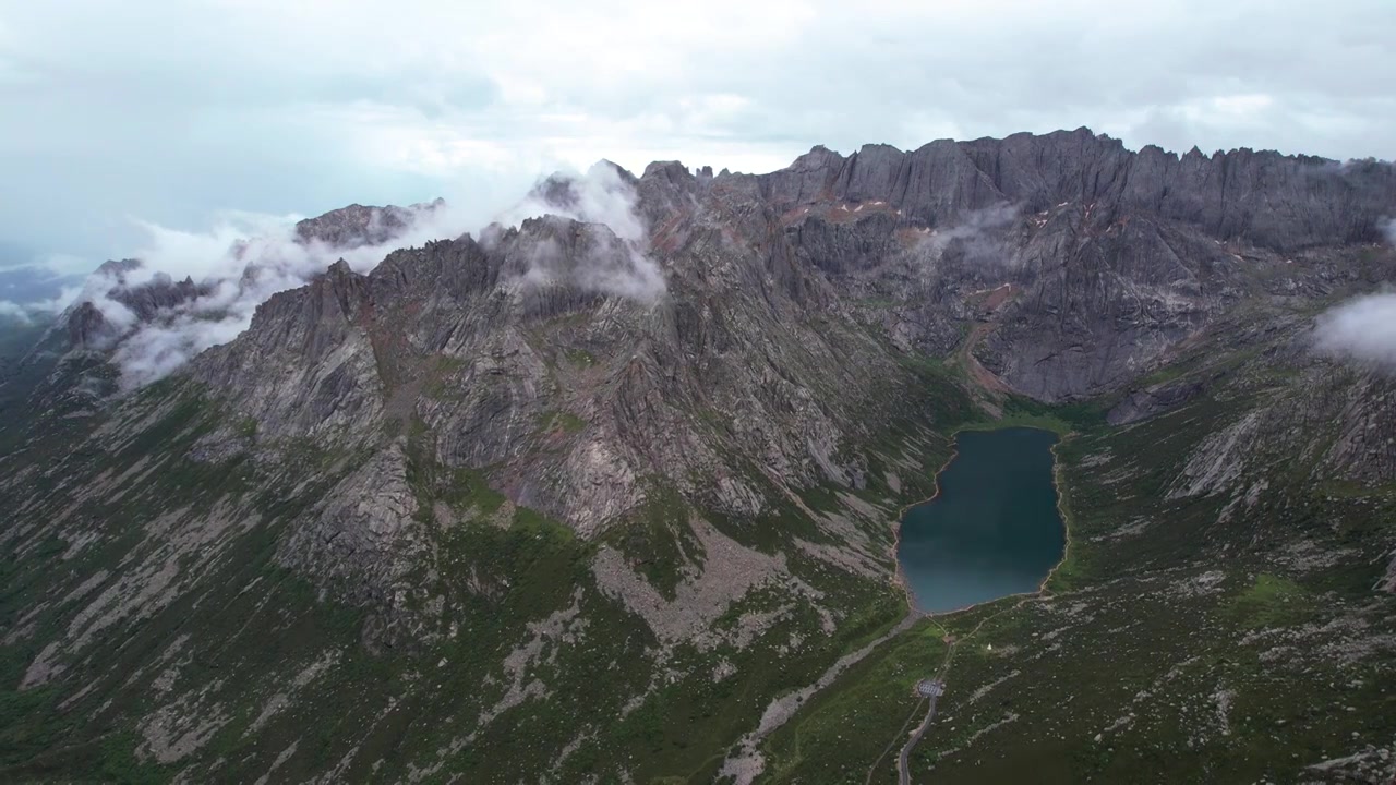 航拍川西旅游莲宝叶则石头山高原湖泊视频素材