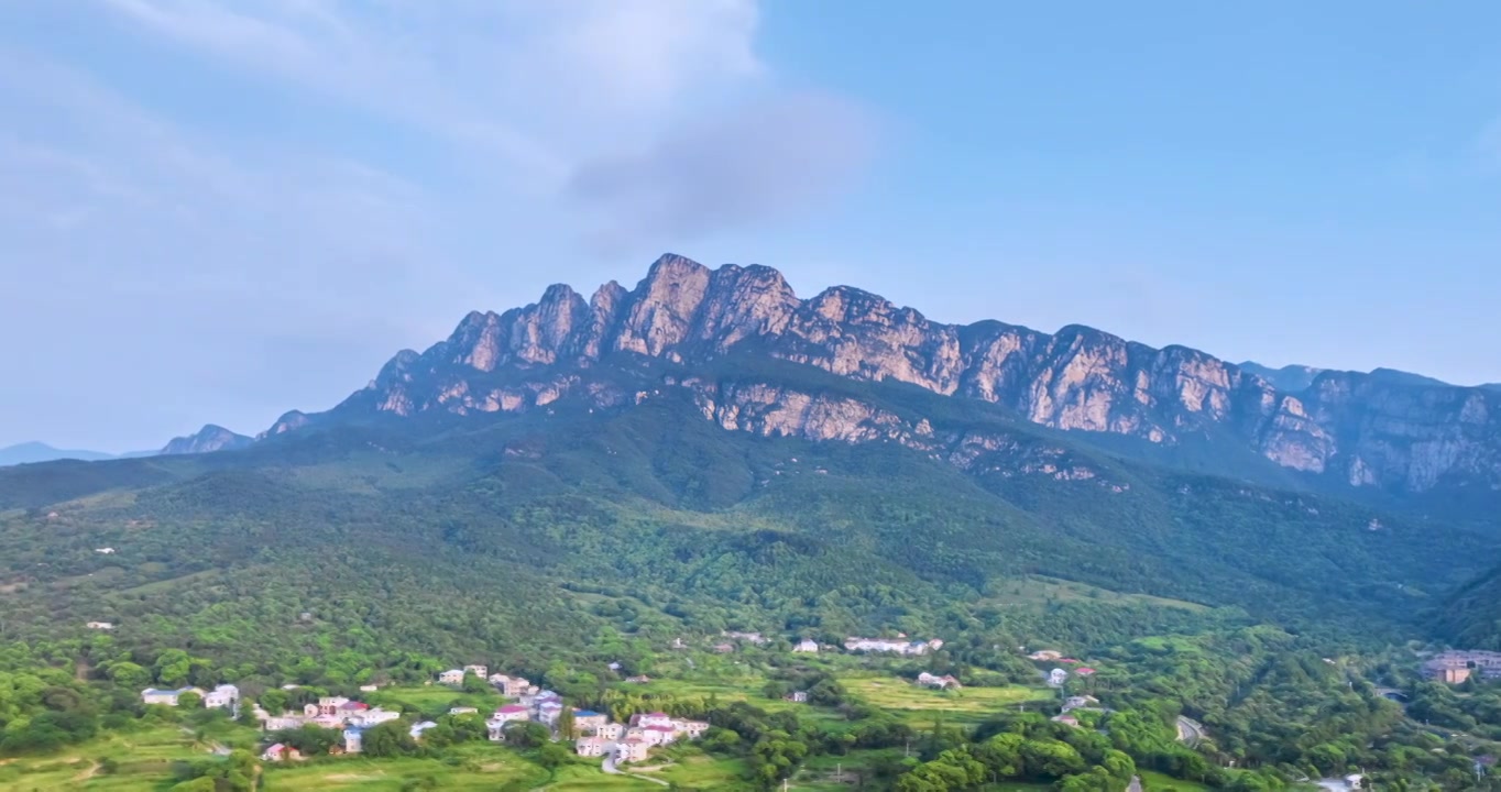 清晨的庐山五老峰航拍延时视频素材