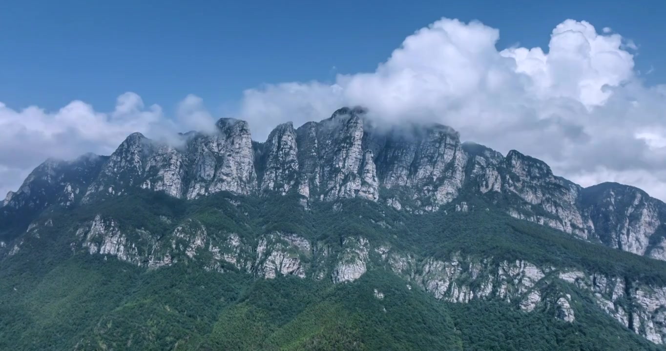 白云出岫，庐山五老峰航拍延时视频素材