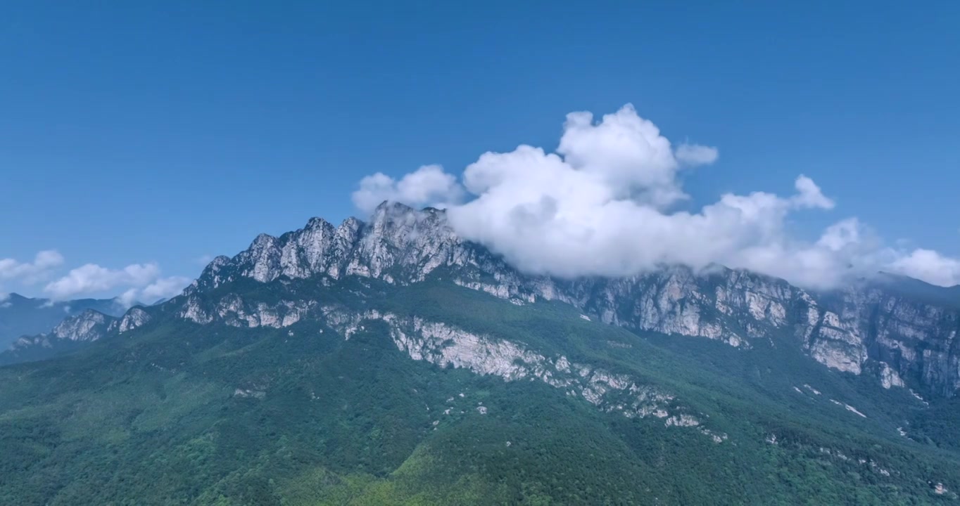 白云出岫，庐山五老峰航拍延时视频素材