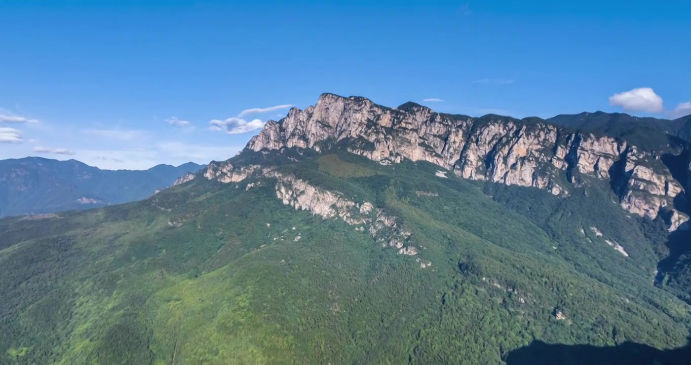 蓝天下的庐山五老峰航拍延时视频素材