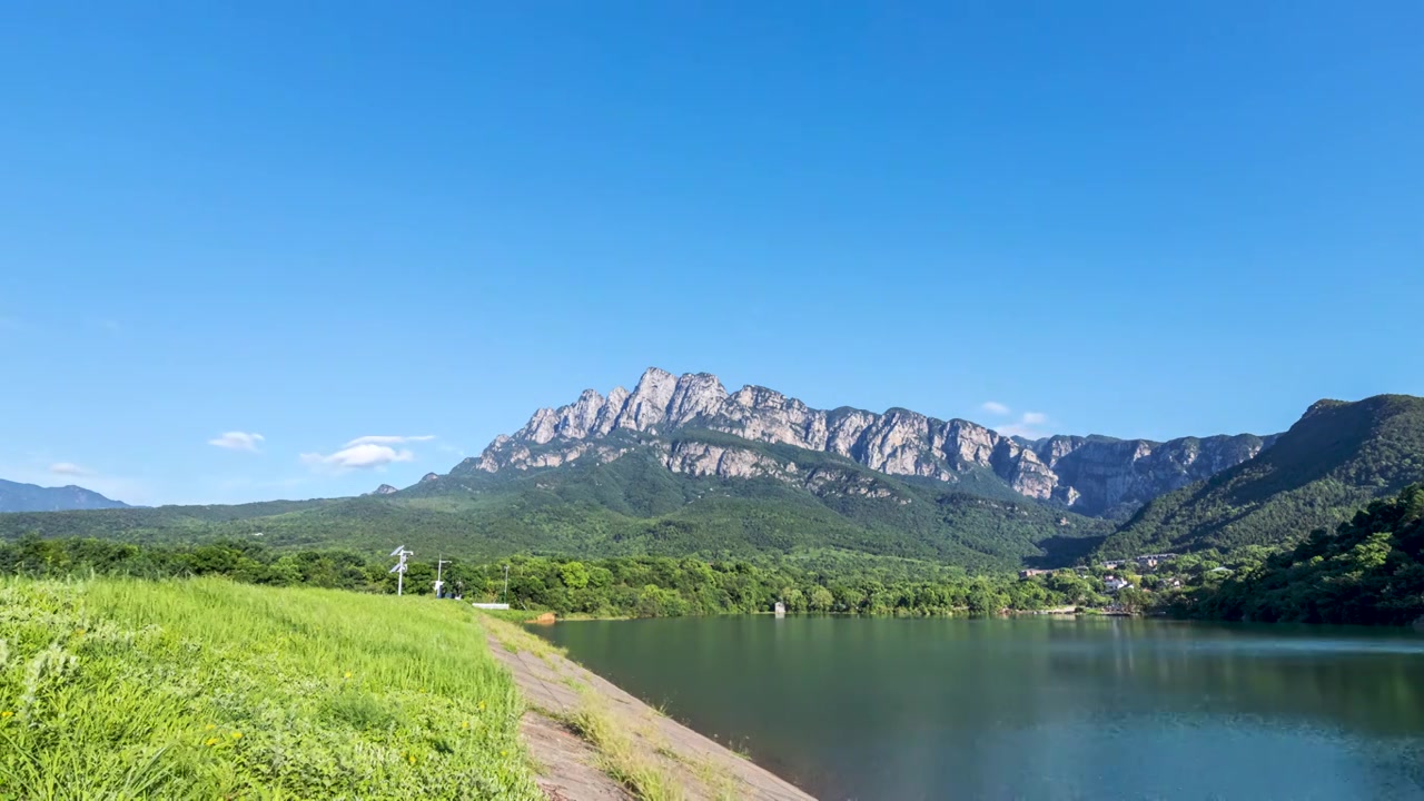 蓝天下的庐山五老峰与海会水库延时视频视频素材