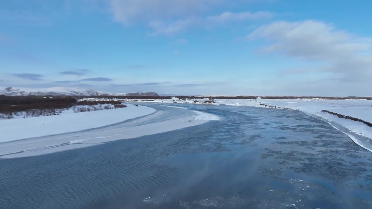 雪原上即将冰封的河流视频素材