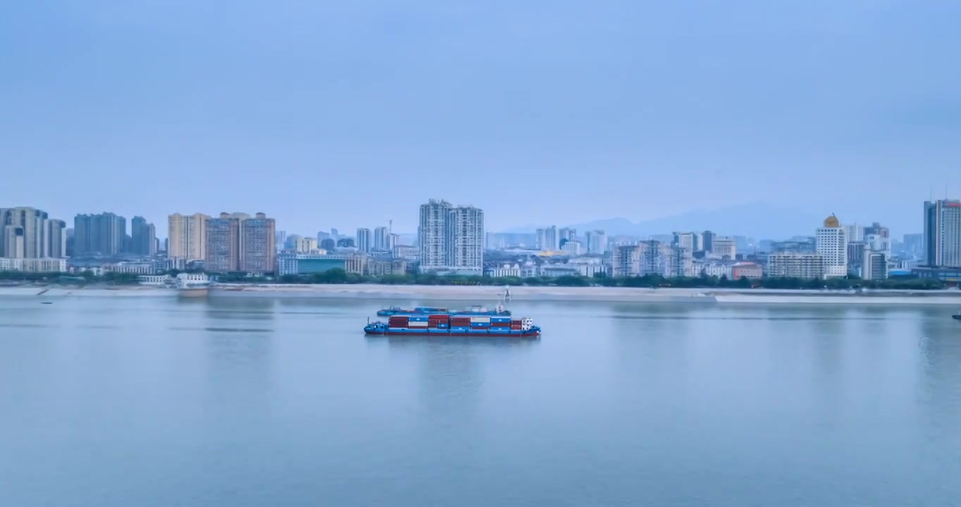 内河集装箱货船航行跟随航拍延时视频素材