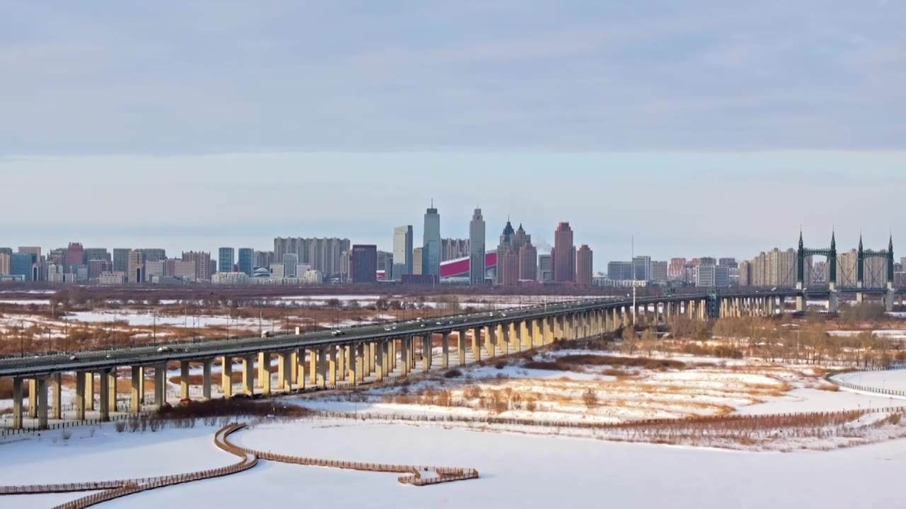 中国黑龙江哈尔滨阳明滩大桥雪景航拍视频素材