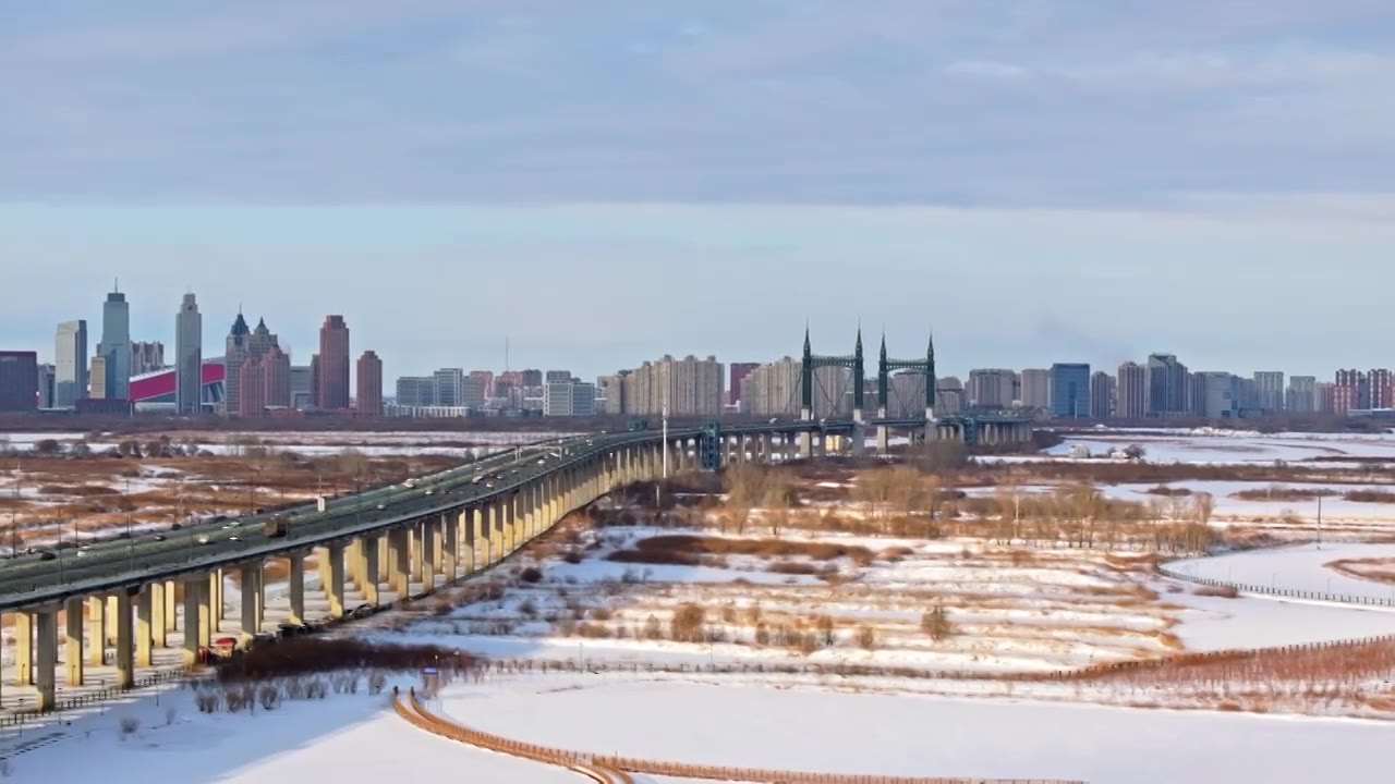 中国黑龙江哈尔滨阳明滩大桥雪景航拍视频素材