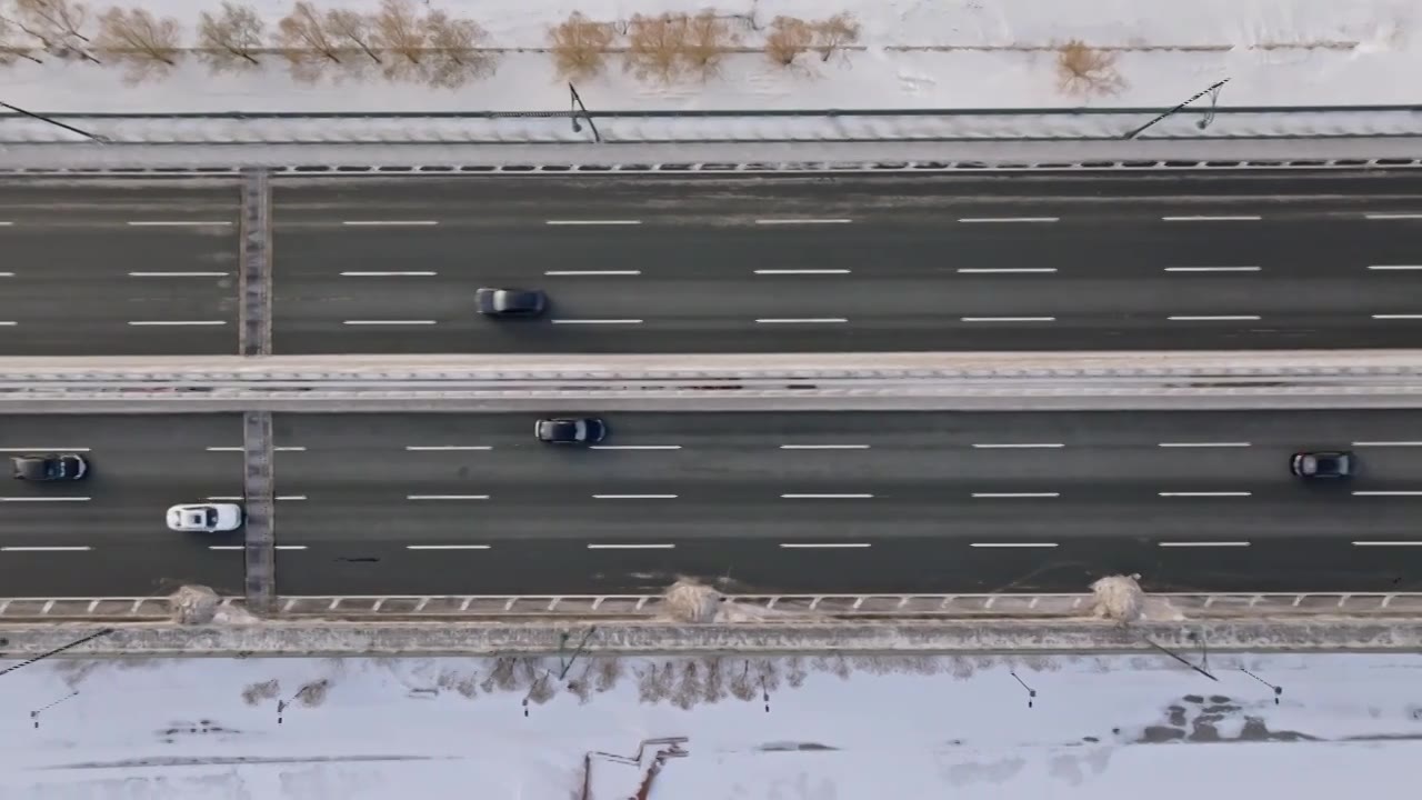 中国黑龙江哈尔滨阳明滩大桥雪景航拍视频素材