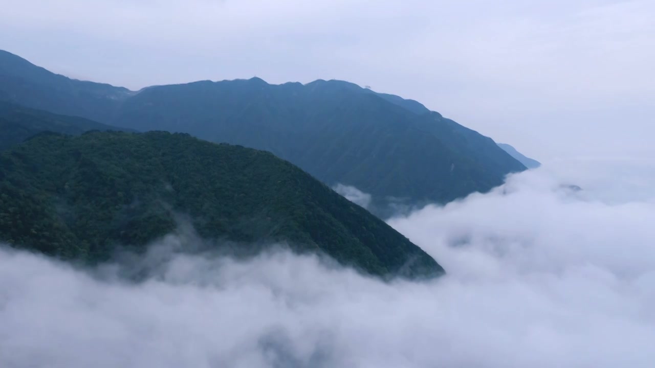 云雾环绕的庐山航拍视频视频素材