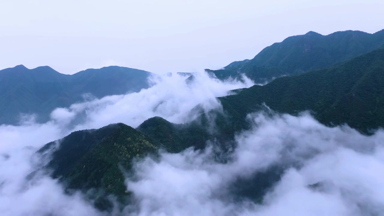 航拍云雾缭绕的庐山视频素材