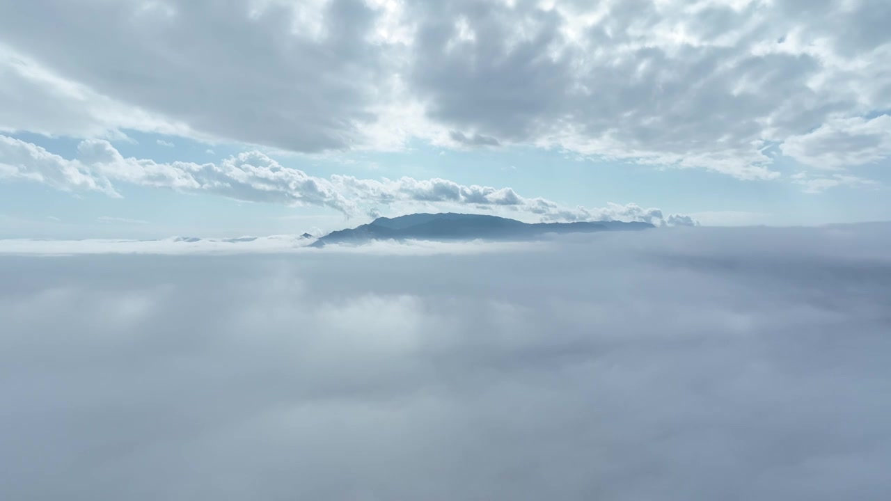 高空云雾中独显的庐山航拍视频视频素材