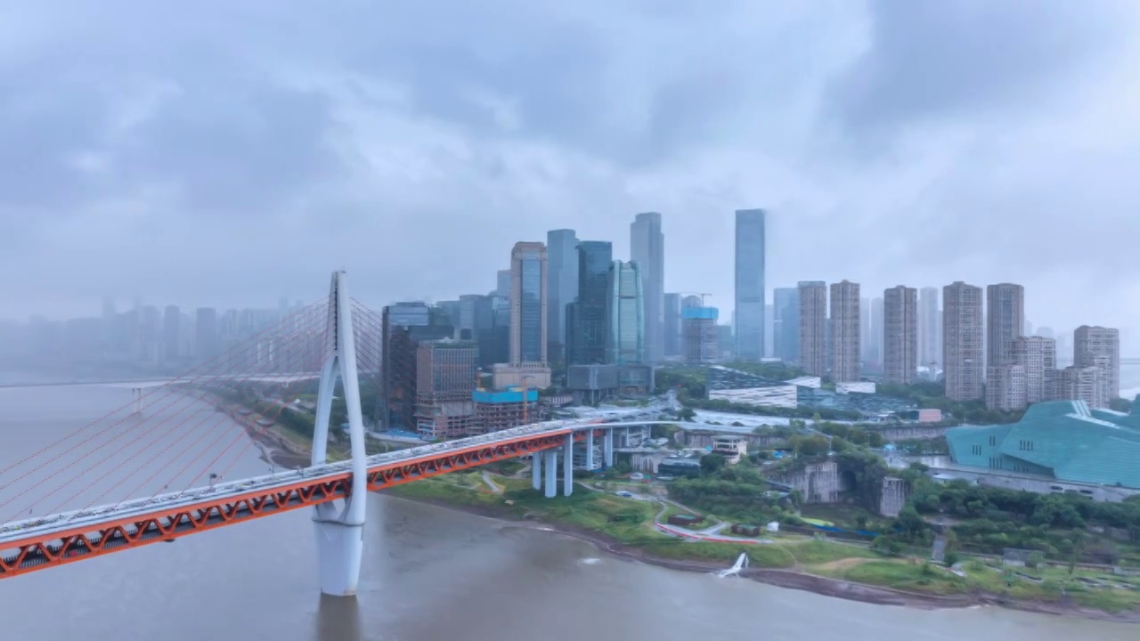 烟雨蒙蒙的重庆江北嘴延时视频素材