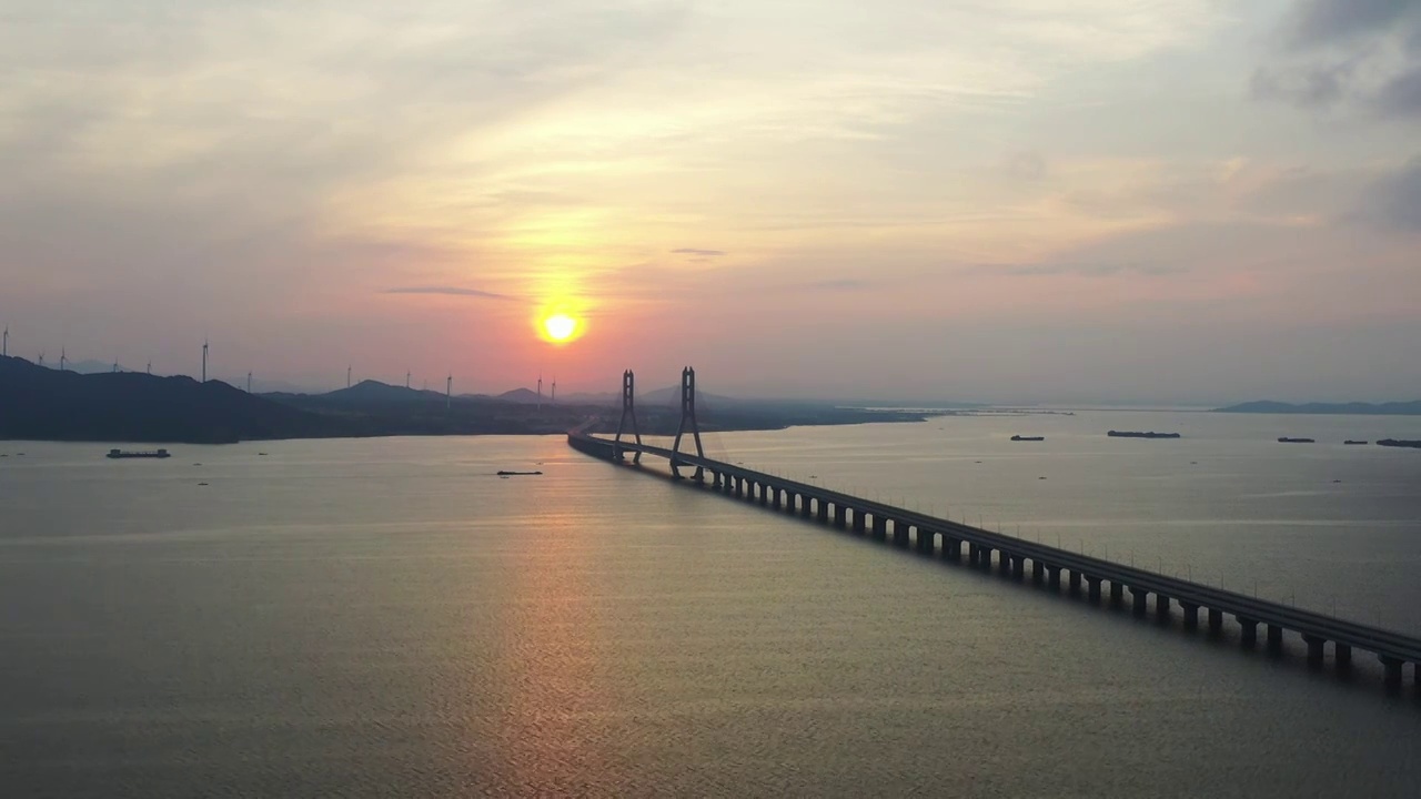 美丽的鄱阳湖风光航拍视频之鄱阳湖二桥日出视频素材