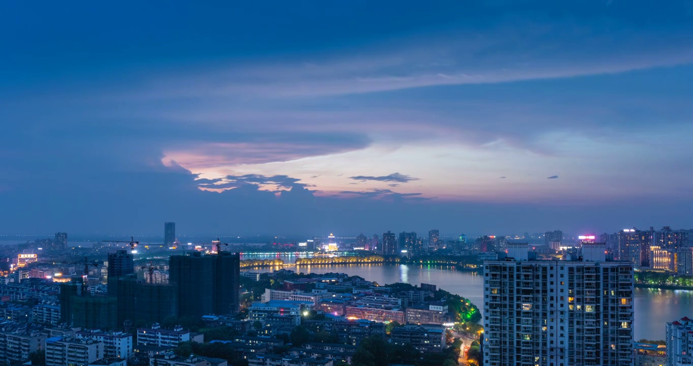 晚霞天空下的九江城市风光延时视频素材