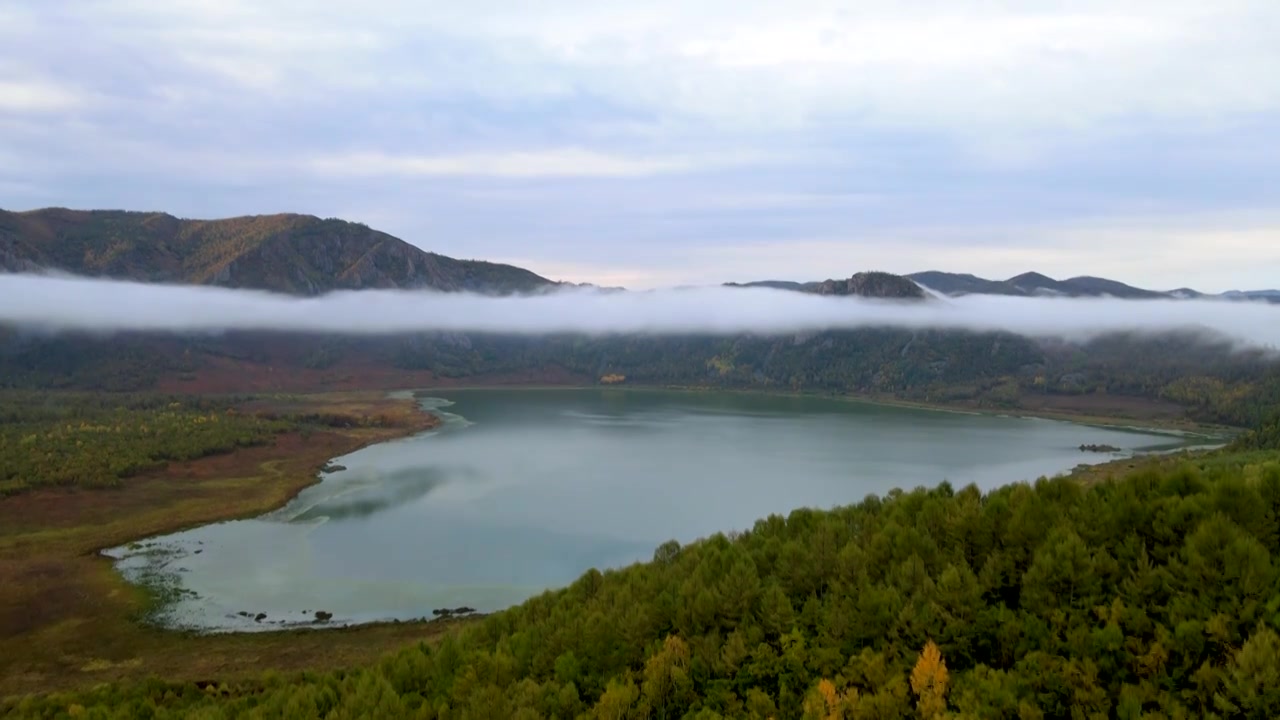 中国内蒙古 呼伦贝尔 扎兰屯 柴河月亮小镇 同心天池晨雾航拍风景4k视频视频素材