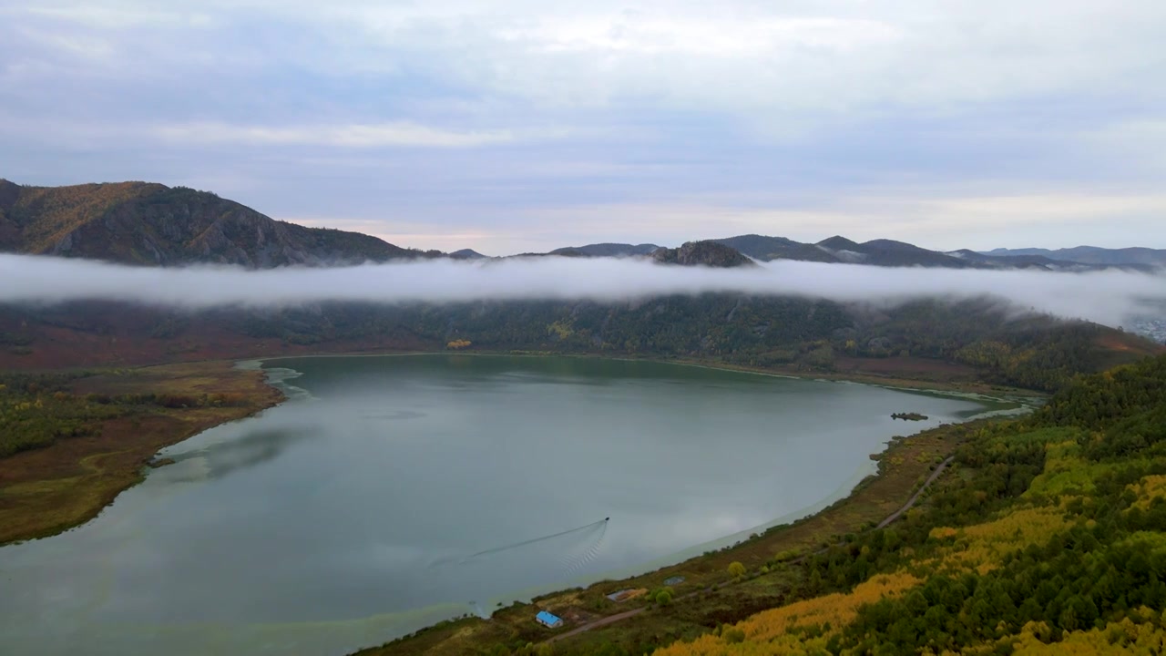 中国内蒙古 呼伦贝尔 扎兰屯 柴河月亮小镇 同心天池晨雾航拍风景4k视频视频素材