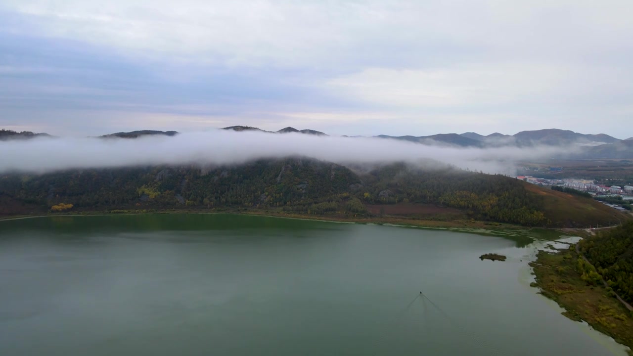 中国内蒙古 呼伦贝尔 扎兰屯 柴河月亮小镇 同心天池晨雾航拍风景4k视频视频素材