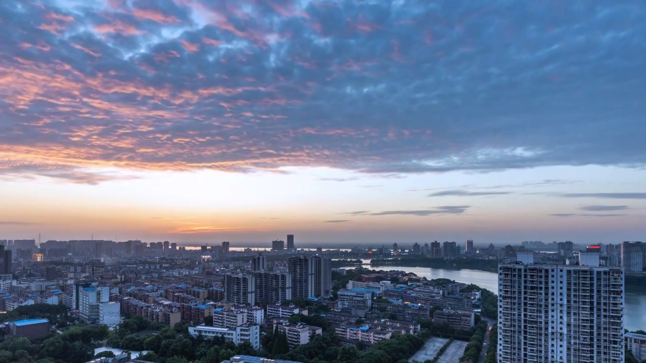 晚霞天空下的九江城市景观延时视频素材