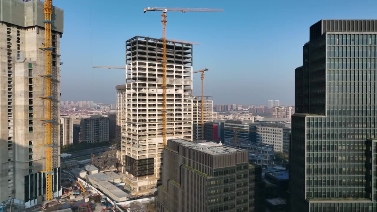 航拍建造中的高楼，建筑工地。视频素材