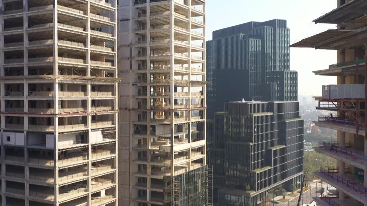 航拍建造中的高楼，建筑工地。视频素材