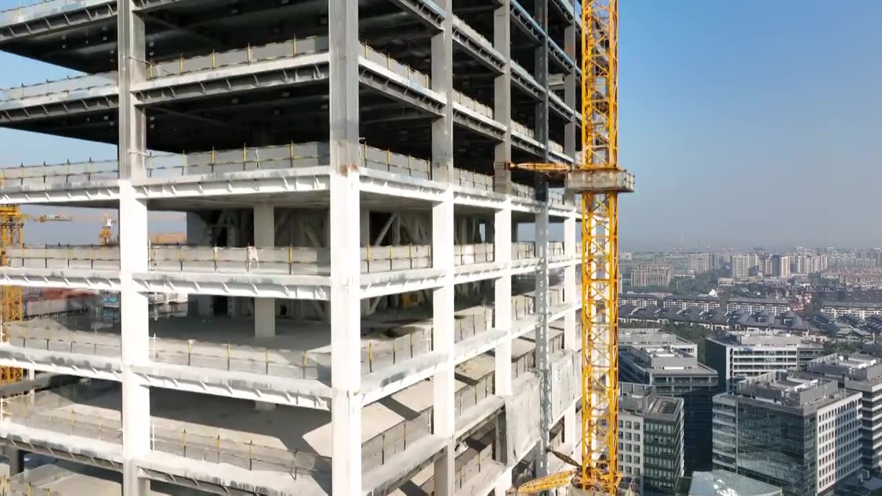 航拍建造中的高楼，建筑工地。视频素材