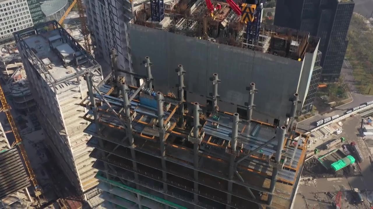 航拍建造中的高楼，建筑工地。视频素材