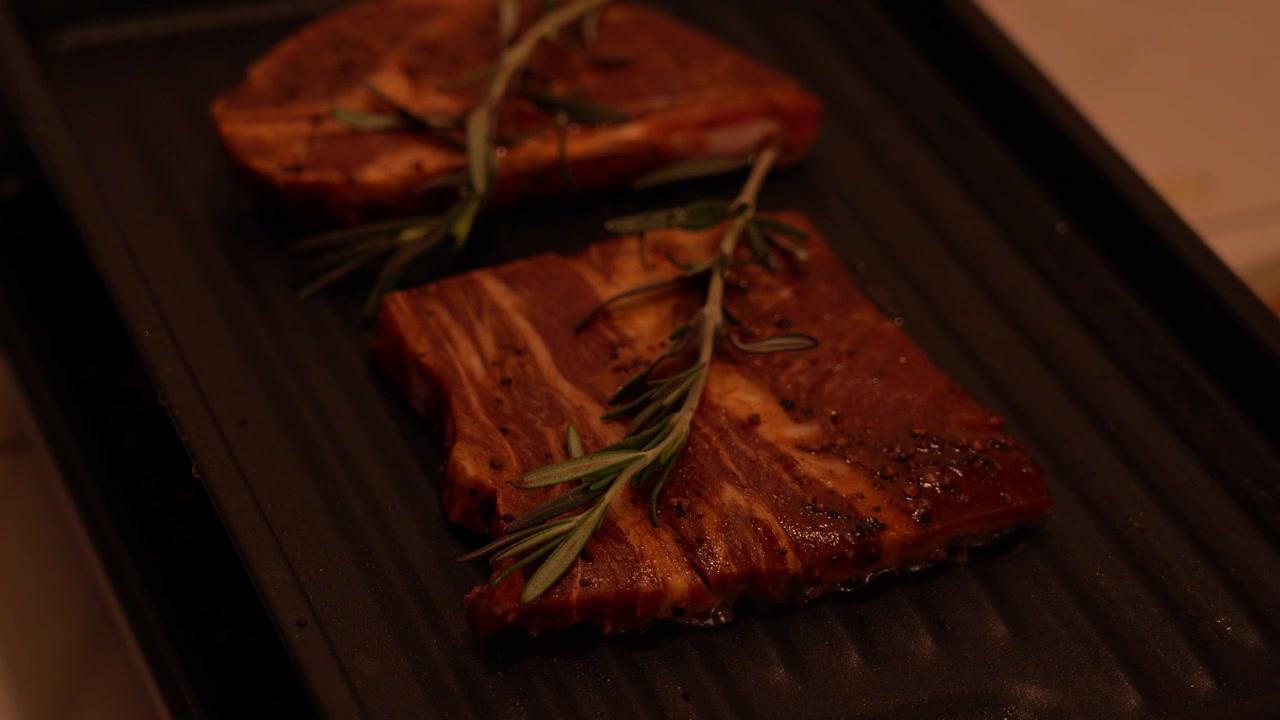 牛肉牛排铁板煎烤制作过程美食制作视频素材