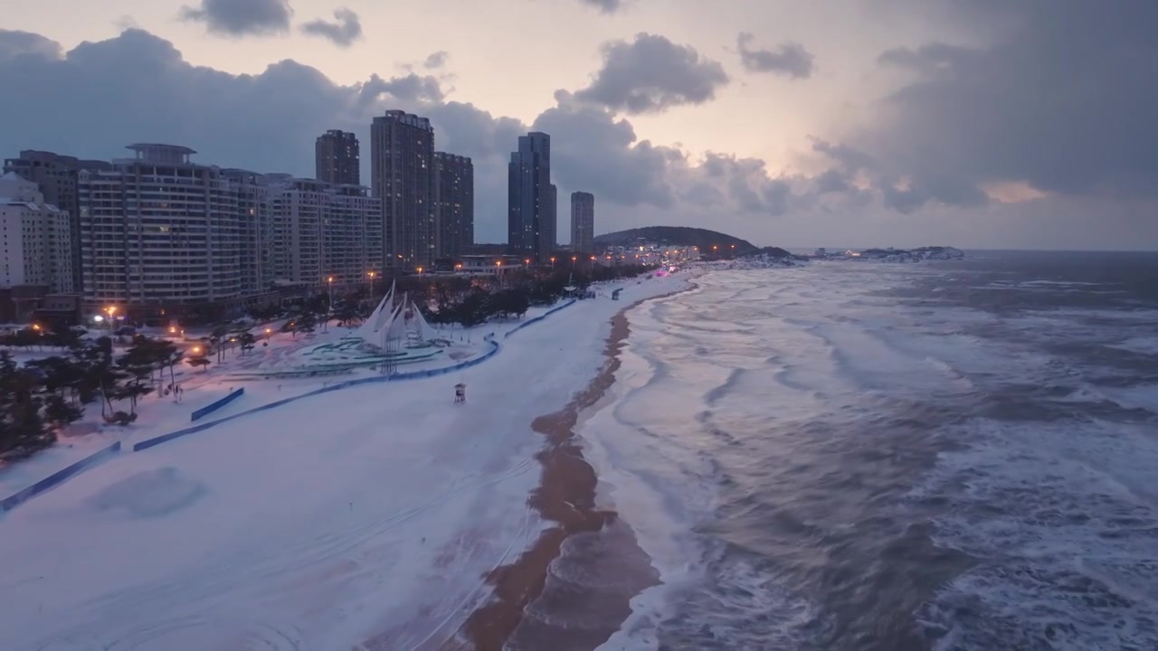 威海冬天傍晚海岸线雪景海滩视频素材