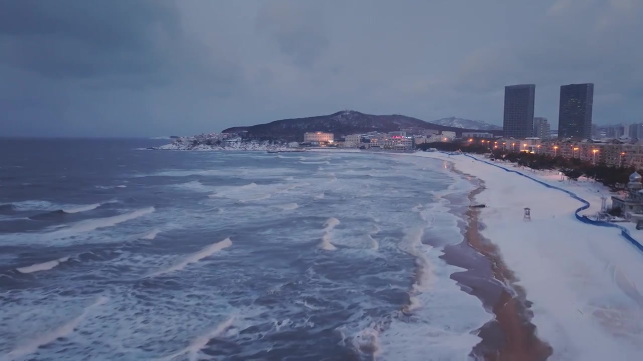 威海冬天傍晚海岸线雪景海滩视频素材