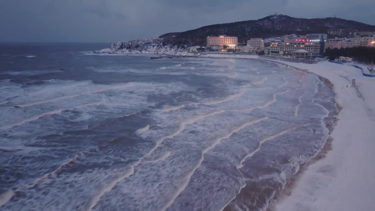 威海冬天傍晚海岸线雪景海滩视频素材