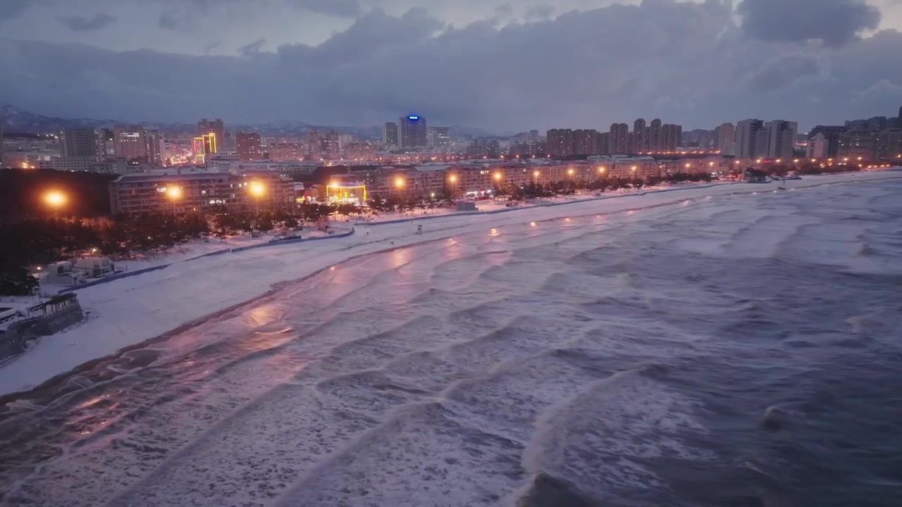 威海冬天傍晚海岸线雪景海滩视频素材