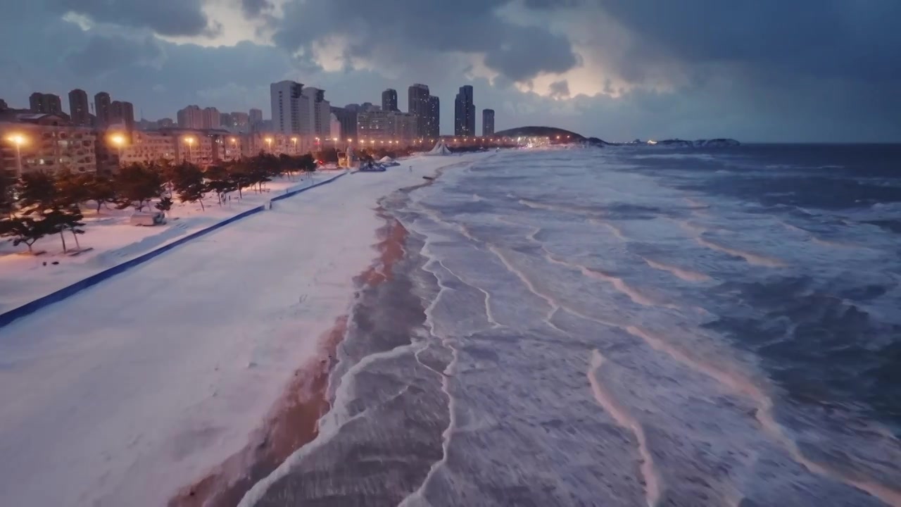 威海冬天傍晚海岸线雪景海滩视频素材