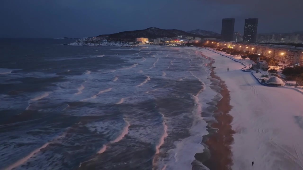 威海冬天傍晚海岸线雪景海滩视频素材