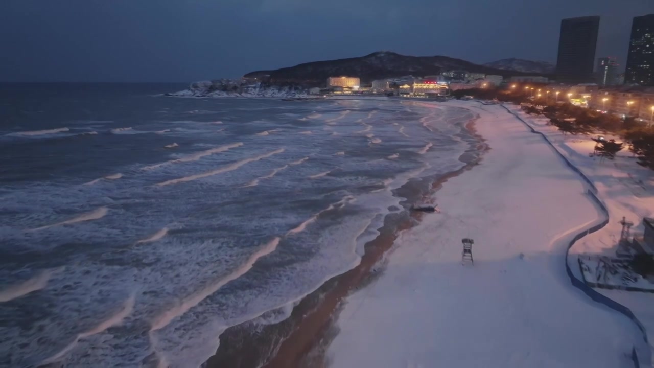 威海冬天傍晚海岸线雪景海滩视频素材