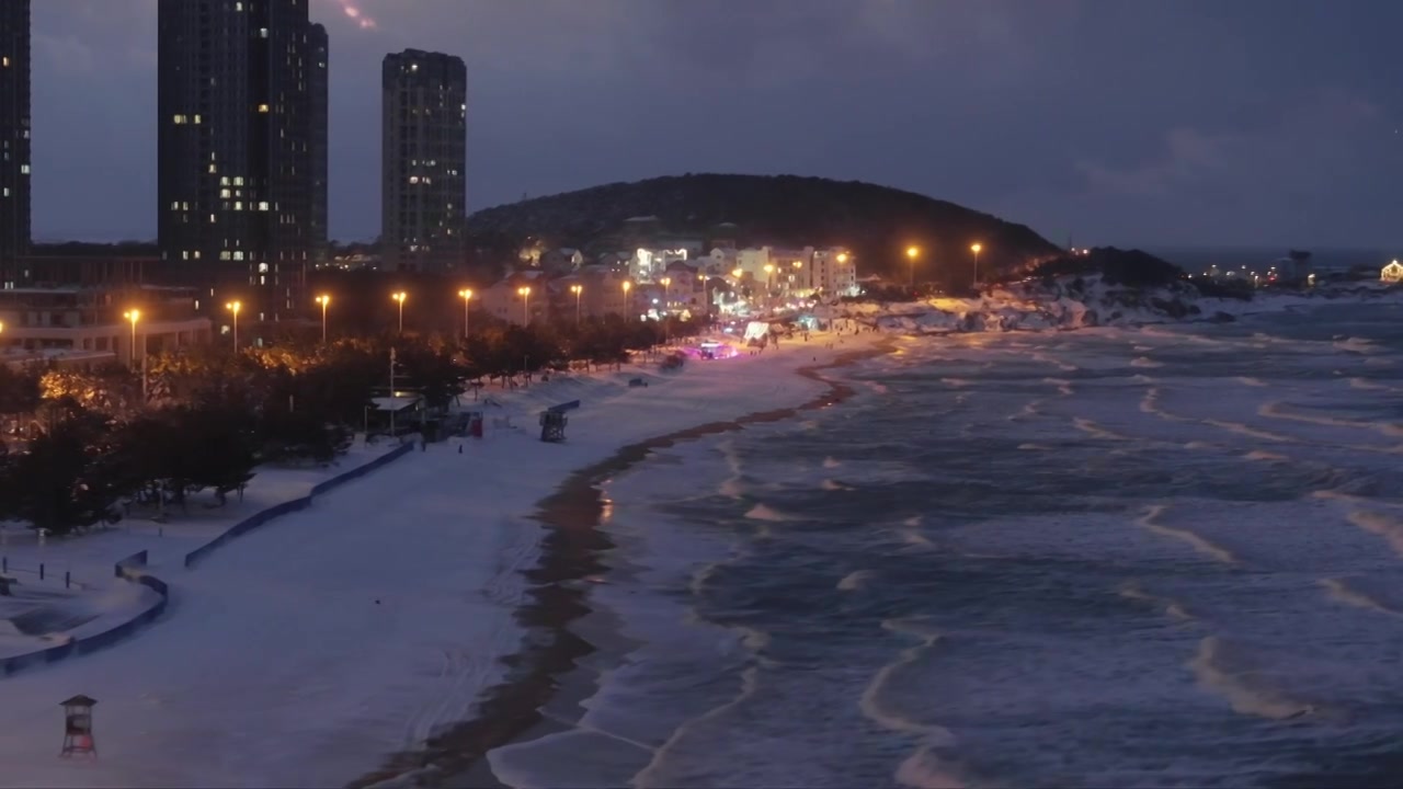 威海冬天傍晚海岸线雪景海滩视频素材