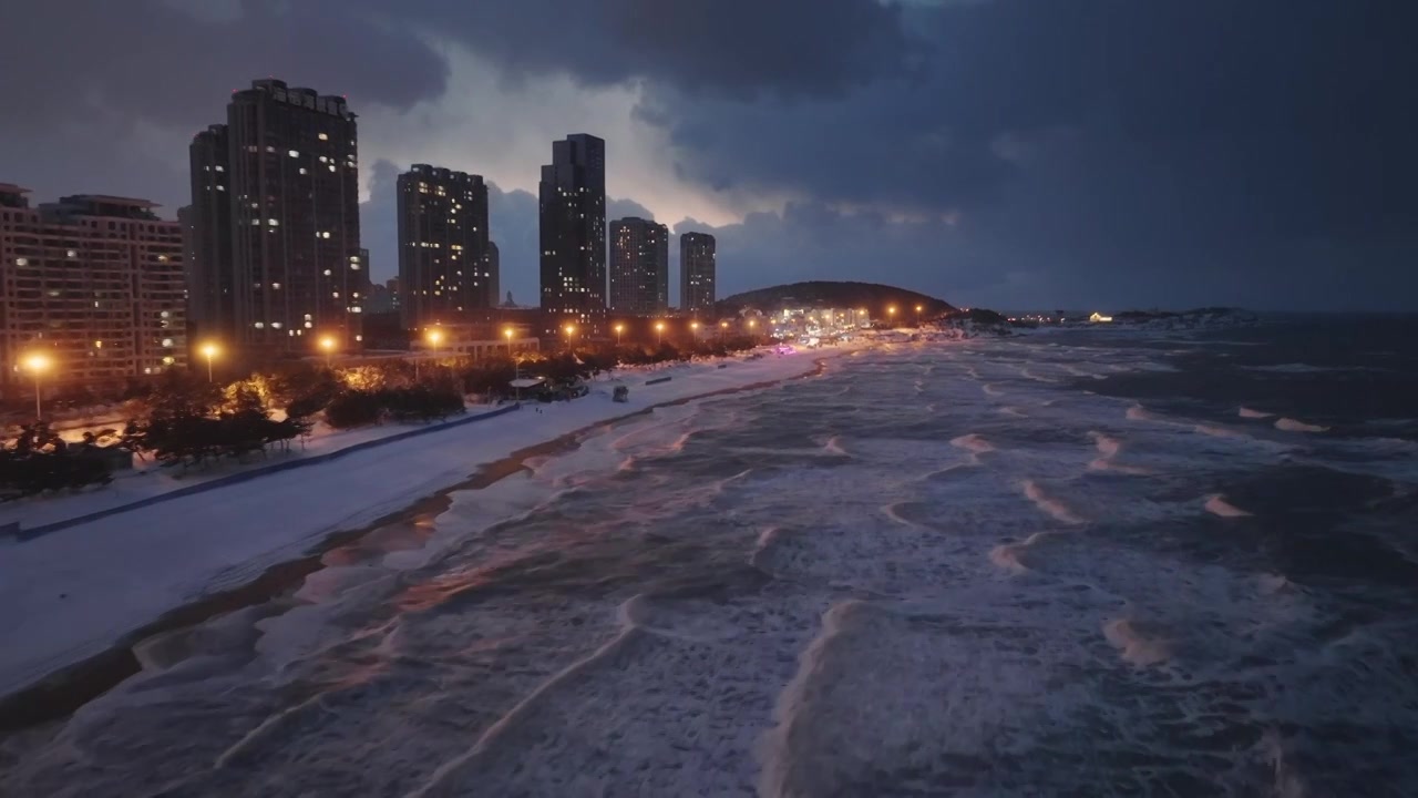 威海冬天傍晚海岸线雪景海滩视频素材