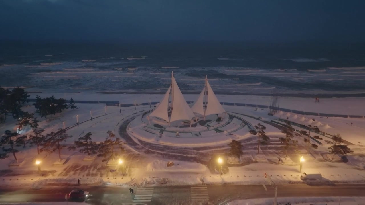 威海冬天傍晚海岸线雪景海滩视频素材