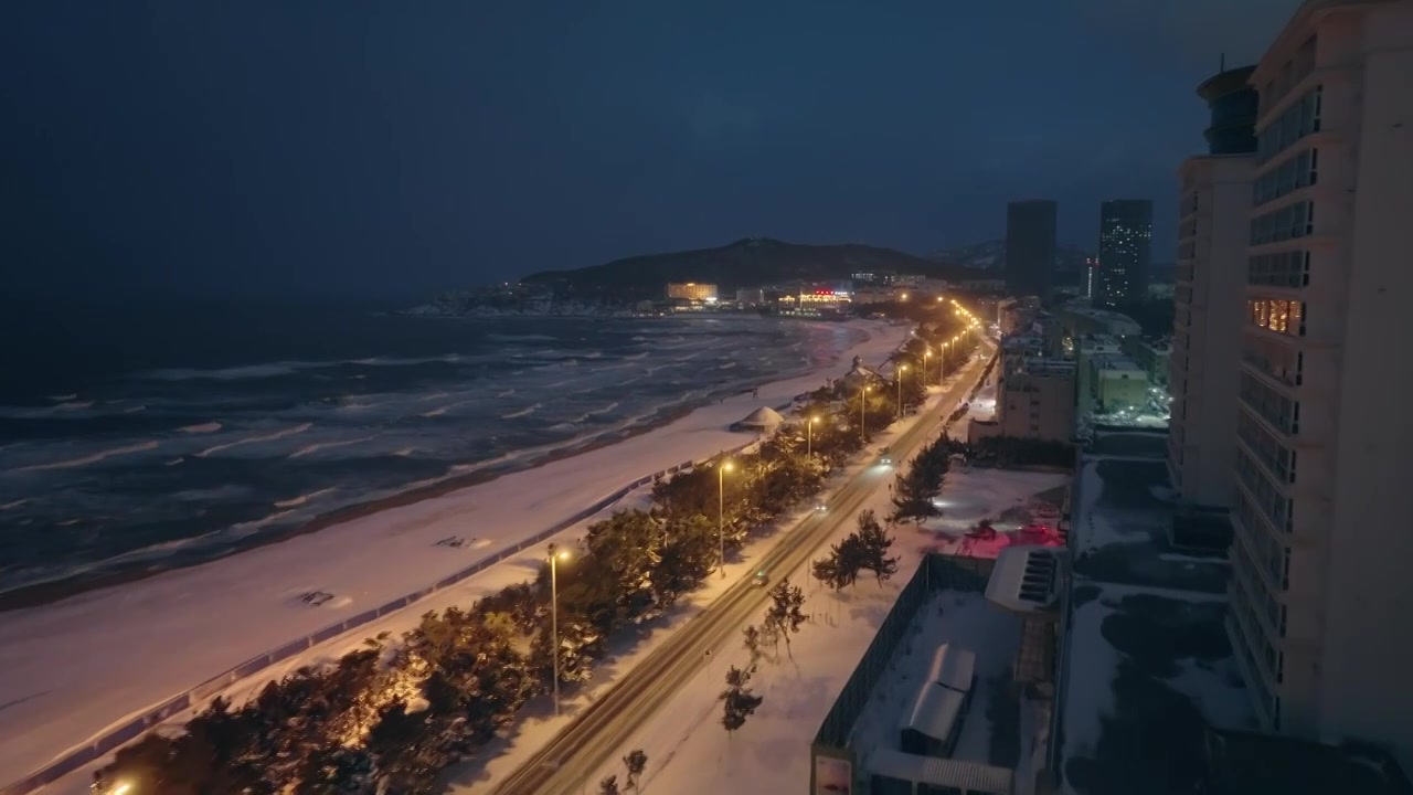 威海冬天傍晚海岸线雪景海滩视频素材