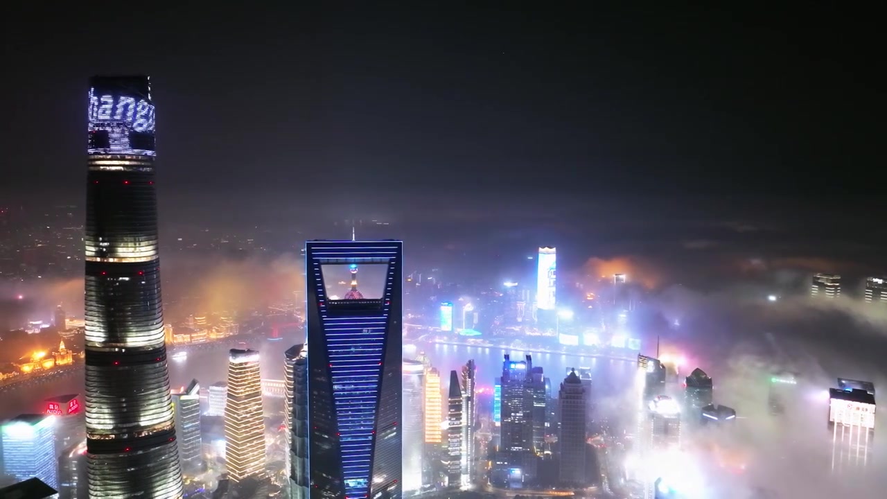 上海陆家嘴罕见壮观的夜景平流雾航拍视频素材