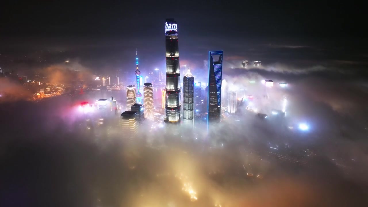 上海陆家嘴罕见壮观的夜景平流雾航拍视频素材