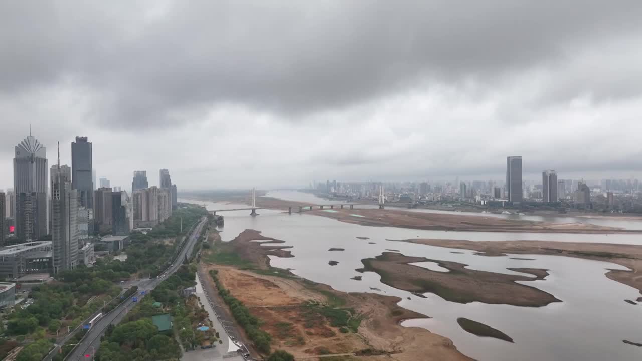 阴雨天的南昌红谷滩视频素材