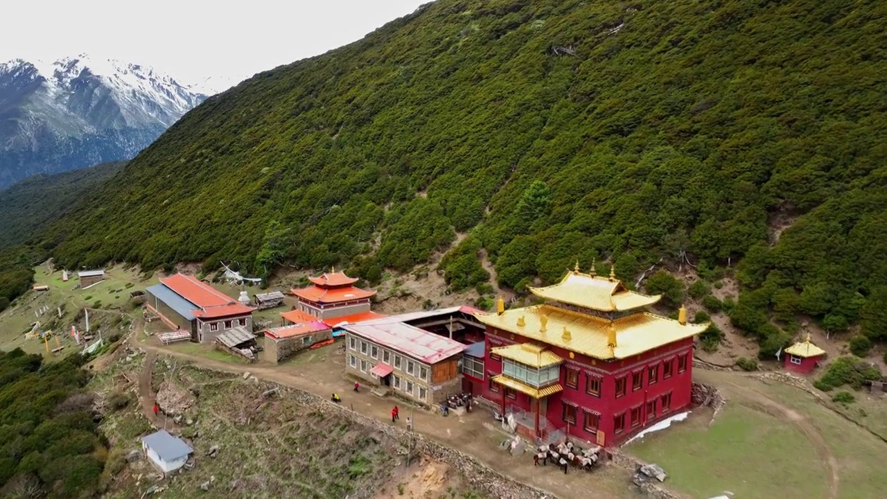 航拍四川甘孜子梅村老贡嘎寺视频素材