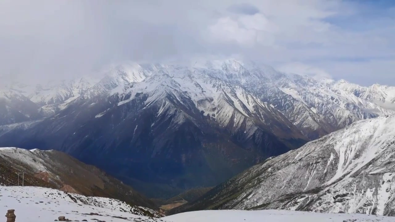 四川甘孜子梅垭口航拍贡嘎山群峰风光视频素材