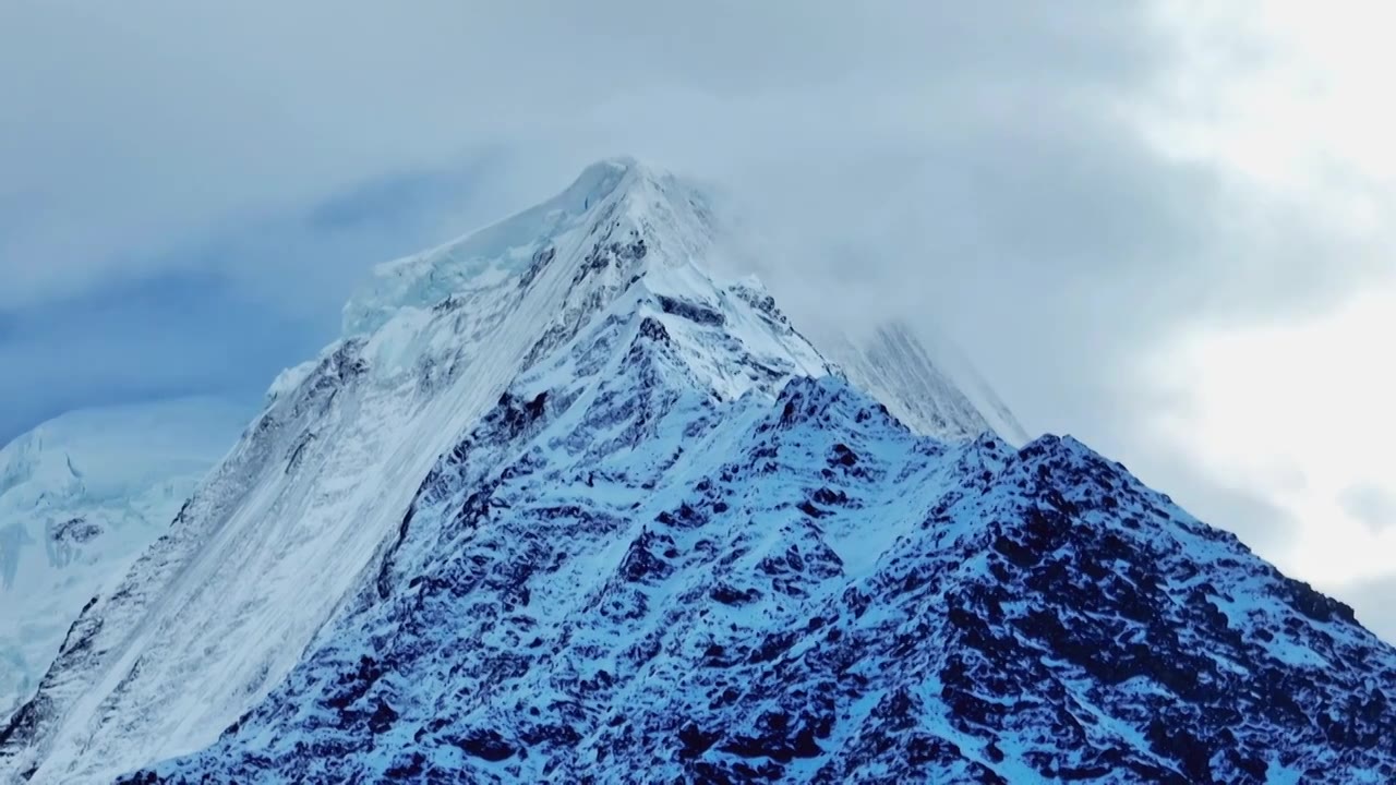 云雾缭绕的横断山脉蜀山之王贡嘎山视频素材