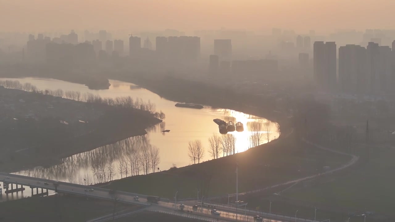 周口沙颍河停泊的货船与城市视频素材