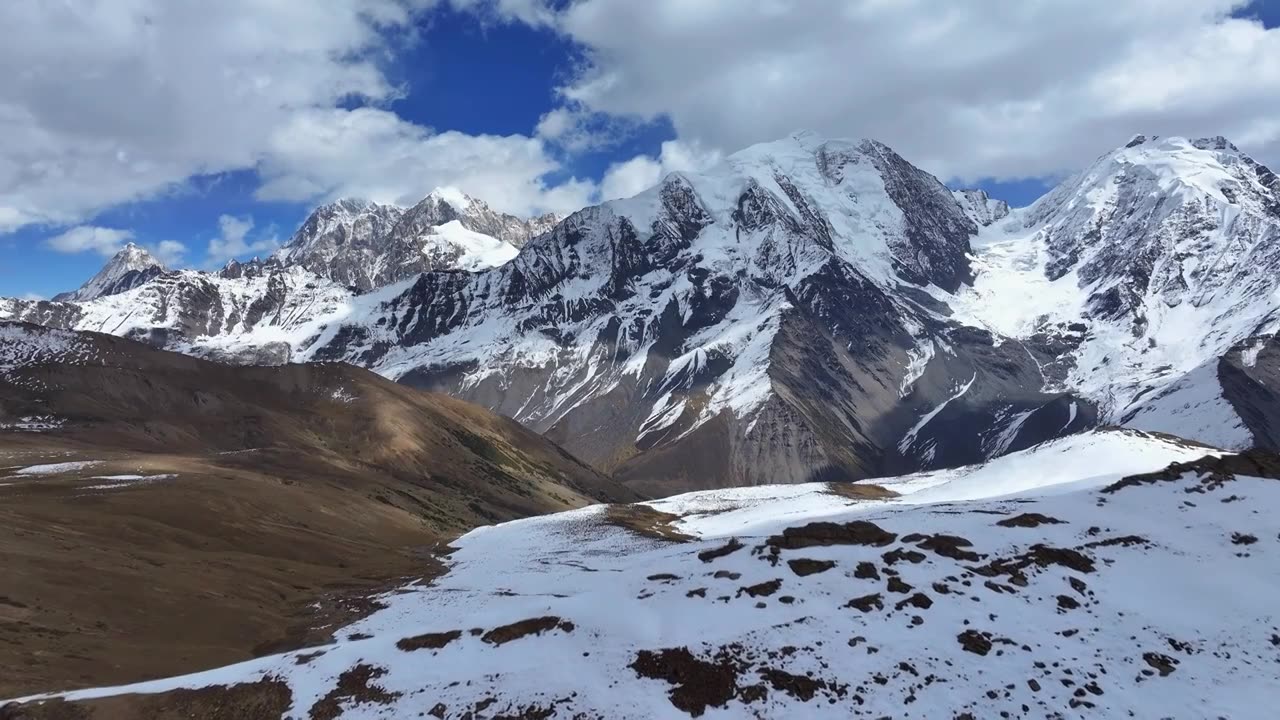 航拍四川甘孜贡嘎山区勒多曼因雪山群峰风光视频素材