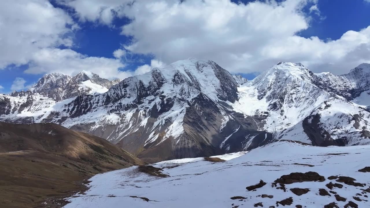 航拍四川甘孜贡嘎山区勒多曼因雪山群峰风光视频素材