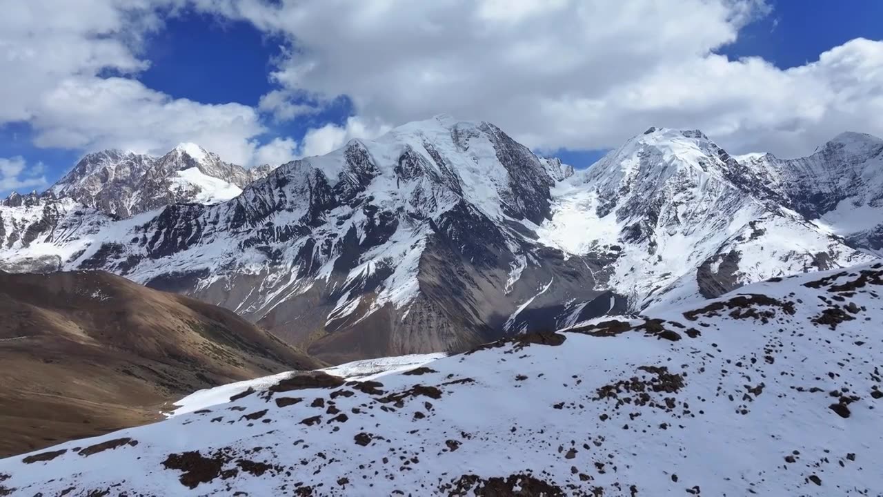 航拍四川甘孜贡嘎山区勒多曼因雪山群峰风光视频素材